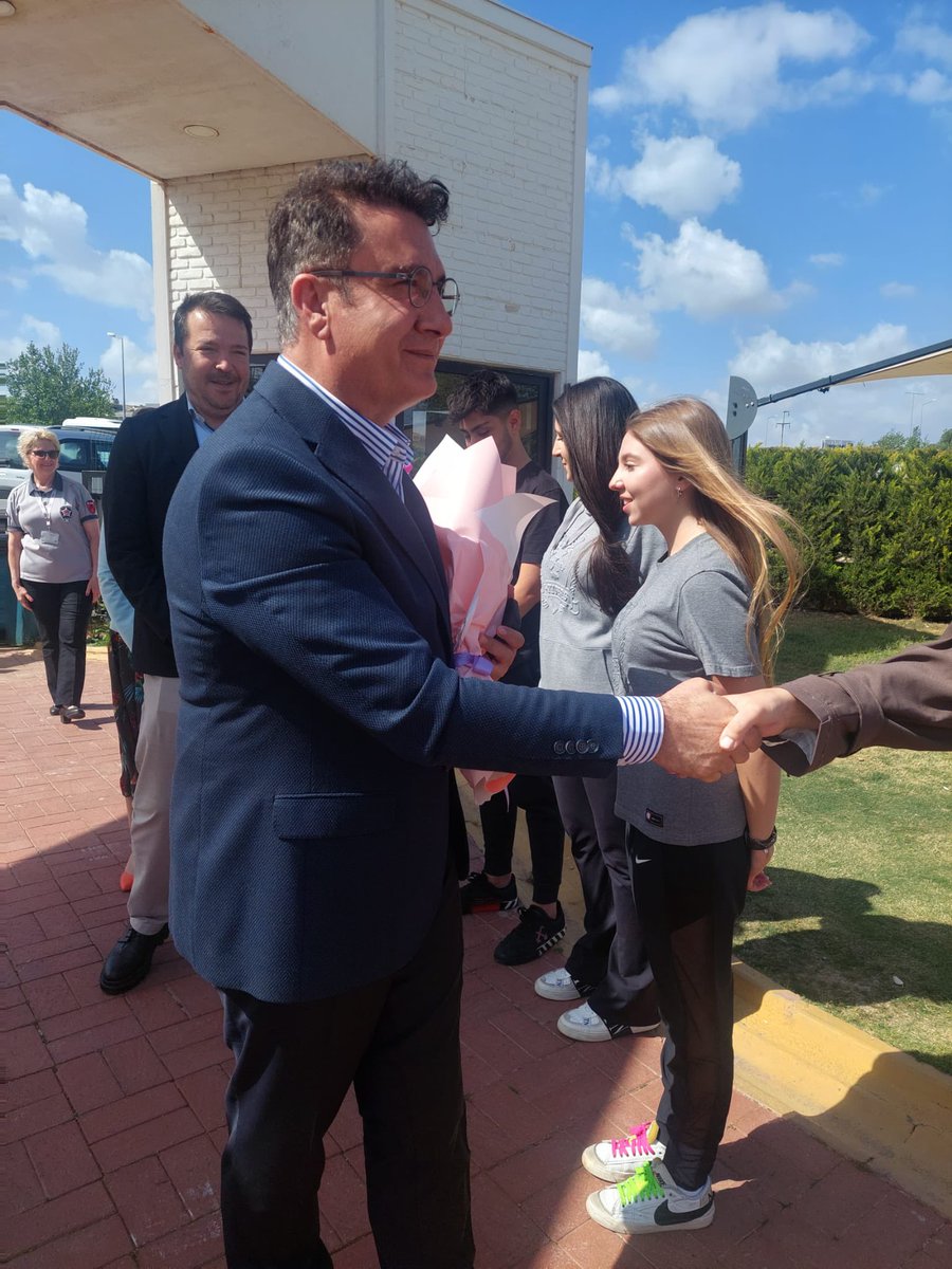 barisszgn's tweet photo. Moderatörlüğü unutup dinleyici moduna geçtiğim bir söyleşi oldu. Çok teşekkürler kıymetli Rektörüm @ProfYusufBaran Hocam. İyi ki varsınız ve iyi ki birlikteyiz 🙏🏼👍 https://t.co/W3NeEsmEM8