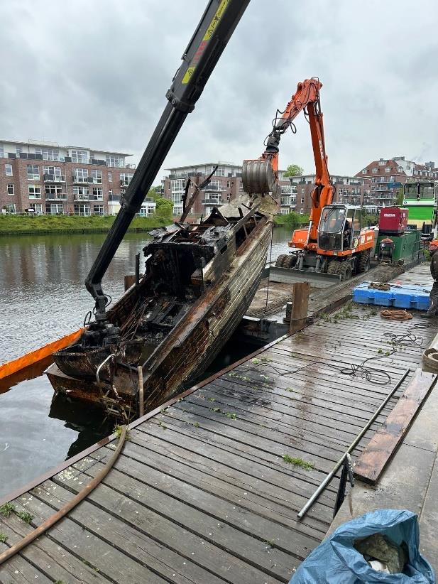 Wir räumen auf: Heute wurde ein gesunkenes Bootswrack aus dem Spandauer Nordhafen geborgen. Anscheinend wollte der Besitzer die „Toni“ auf illegale Weise loswerden. Wie hier fischen wir jährlich hunderte Tonnen Müll aus Berliner Gewässern.

Mehr:👉 berlin.de/sen/uvk/presse…