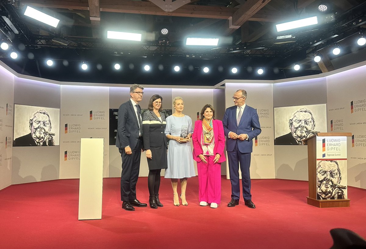 At Ludwig Erhard Summit, Alexey and @yulia_navalnaya were awarded the Freedom Prize of the Media. This award is given to public figures who fight for freedom of expression, political dialogue and democracy. The speech honoring the laureates was delivered by the chairman of the