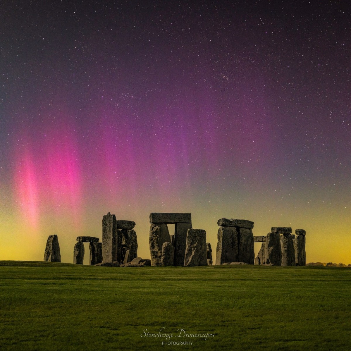 The Northern Lights returned to Stonehenge this week, resulting in this beautiful scene. 🤩

📷: Nick Bull