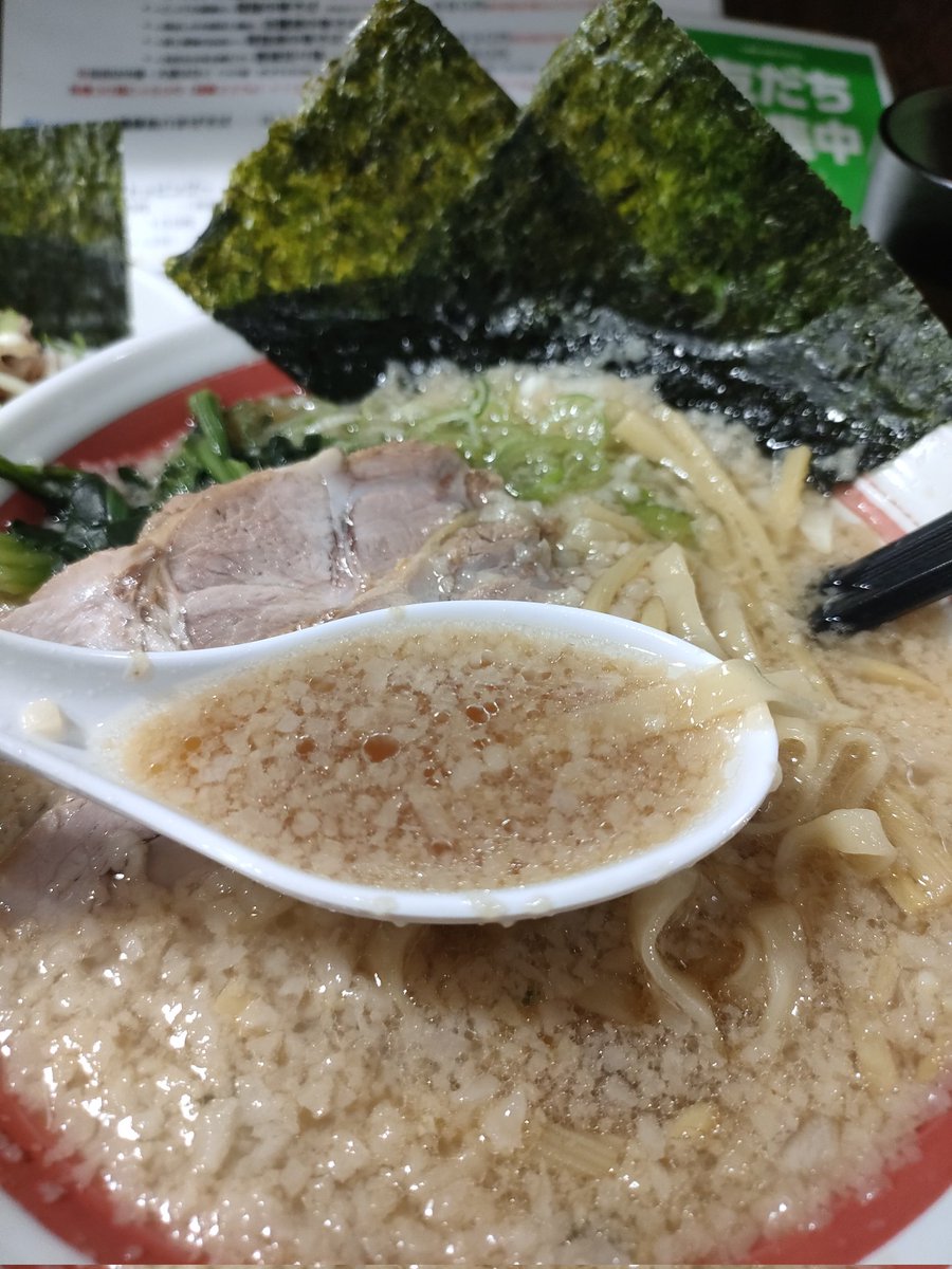 raize_cross's tweet photo. 埼玉に入って、たばちゃんさんから紹介してもらった🍜屋さんへ🚃💨
めちゃめちゃうまかったです（食レポ能力ゼロ😭）お店ごと関西へ持って帰りたいっ🤩
店員さんもアットホームで良いお店でした👍✨また来ます！
＃流行るより愛される一杯を大袋店 https://t.co/YXiG2yy8ro