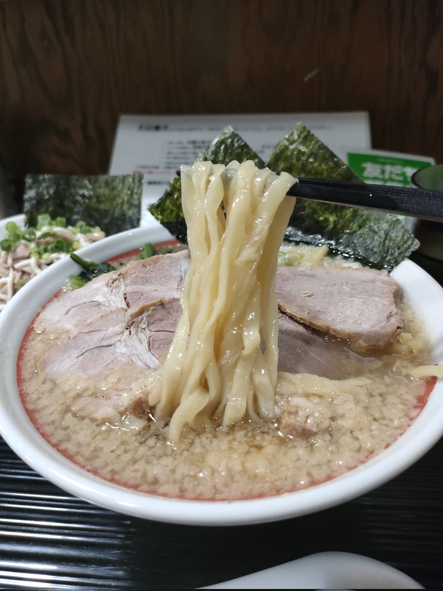 raize_cross's tweet photo. 埼玉に入って、たばちゃんさんから紹介してもらった🍜屋さんへ🚃💨
めちゃめちゃうまかったです（食レポ能力ゼロ😭）お店ごと関西へ持って帰りたいっ🤩
店員さんもアットホームで良いお店でした👍✨また来ます！
＃流行るより愛される一杯を大袋店 https://t.co/YXiG2yy8ro