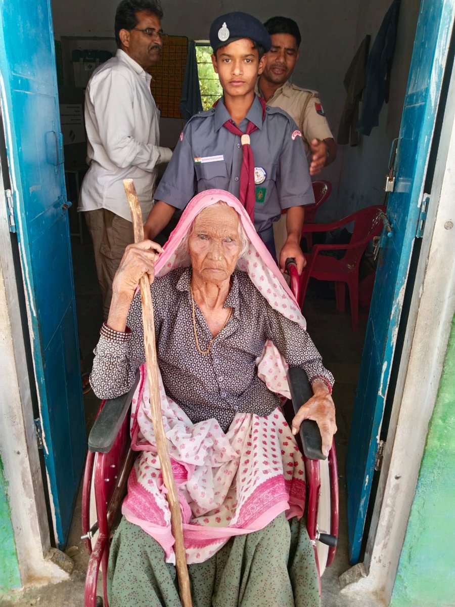 Scout Guide Volunteer providing ease of voting at the booths. Dhanbai (106 yrs ) , Distt Gangapur City, Karauli -Dholpur PC #ECI #DeshKaGarv #ChunavKaParv #IVote4Sure @DIPRRajasthan