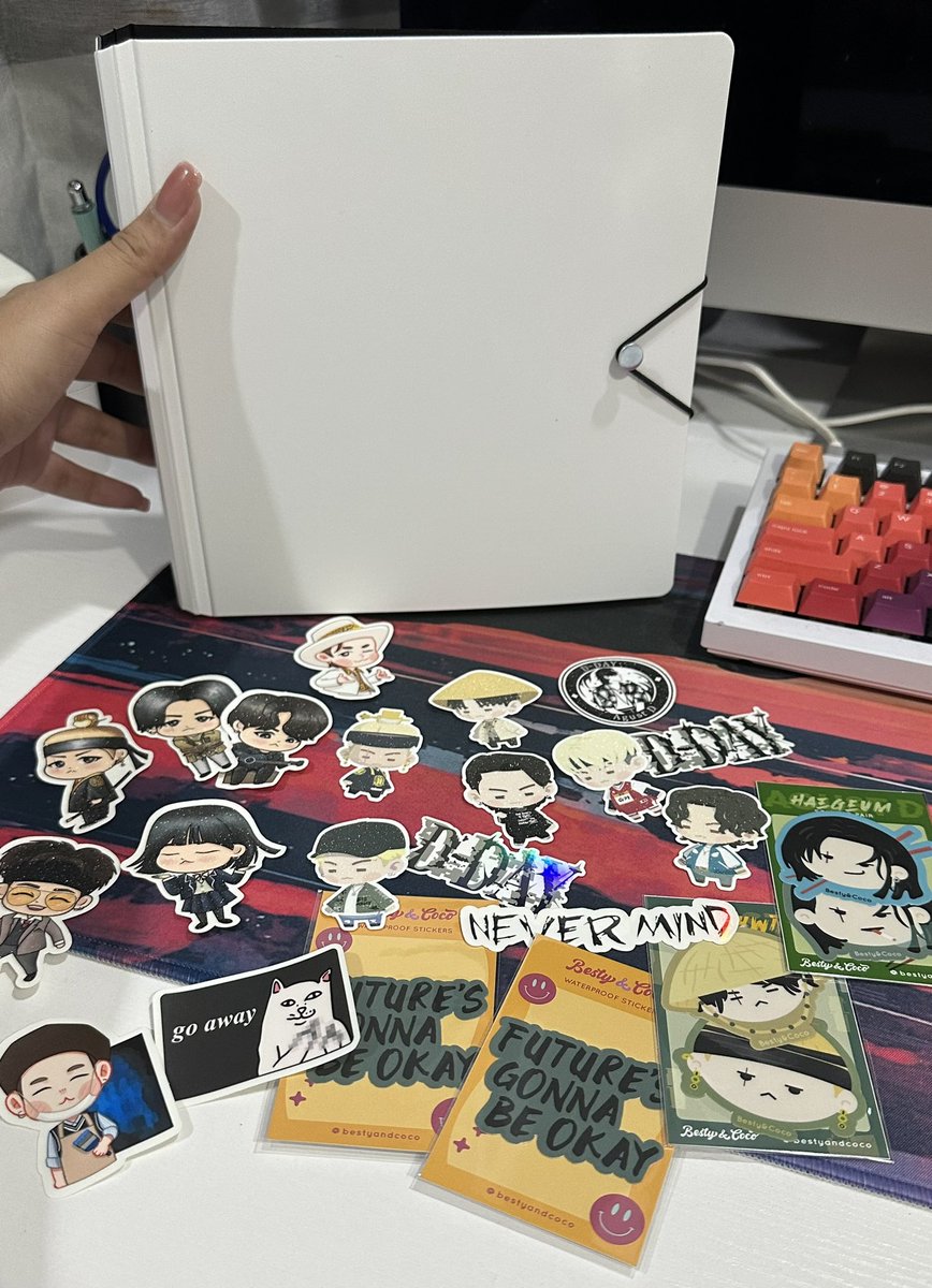 nqlqq's tweet photo. Finally found a thicker A5 binder to store D-day stuff. Because Yoongi just keeps it coming 💀😮‍💨

20 pages with toploaders I think will fit 🥹 https://t.co/Mr0VYMxyOP