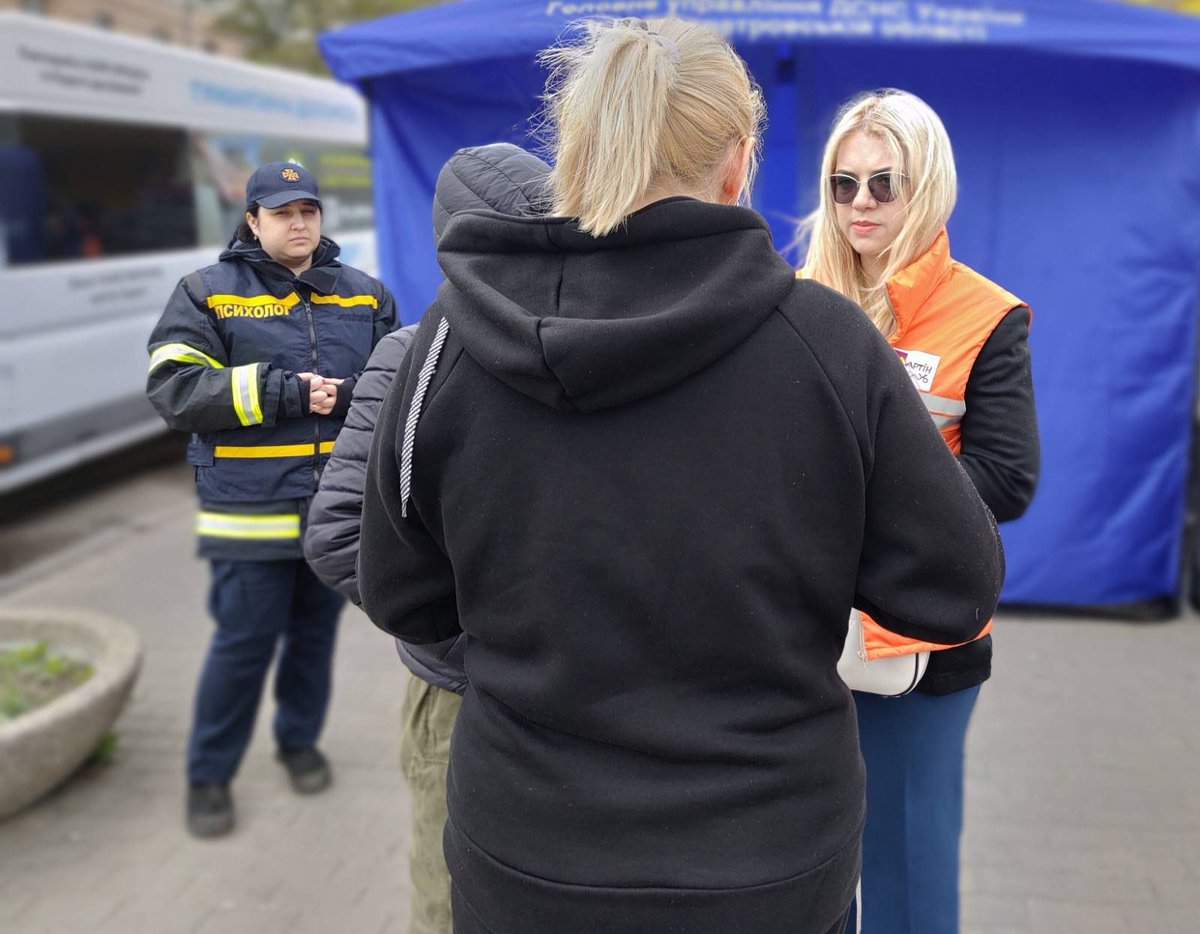 #Dnipro was attacked this morning, resulting in tragic fatalities, including children, and many injuries. UNFPA stands with all affected, offering psychological support and distributing dignity kits to women and girls affected by this devastating violence.