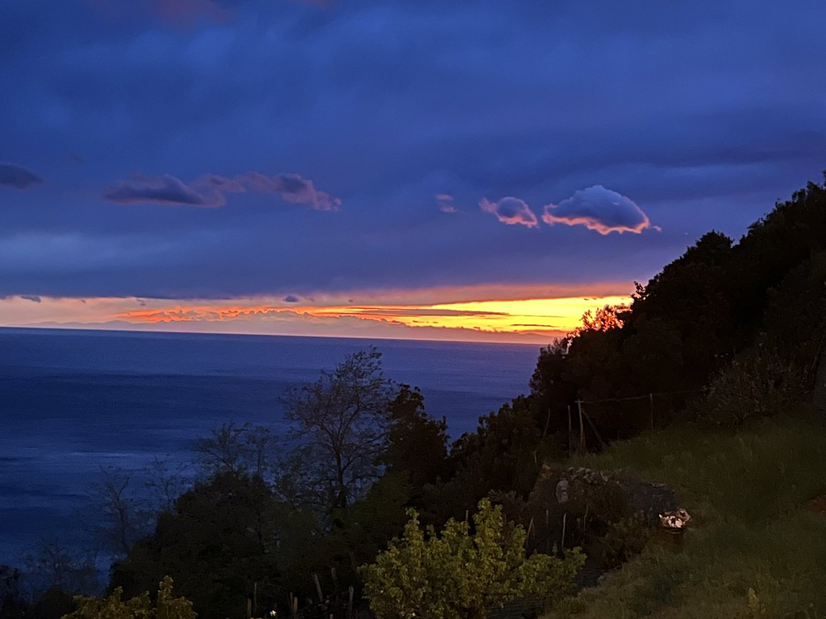 C'è sempre luce dietro le nuvole Louisa May Alcott #campiglia #laspezia #tramonto #nuvole #paesaggio #sunset #picoftheday #sun #mare #landscape #clouds #sunsetlover