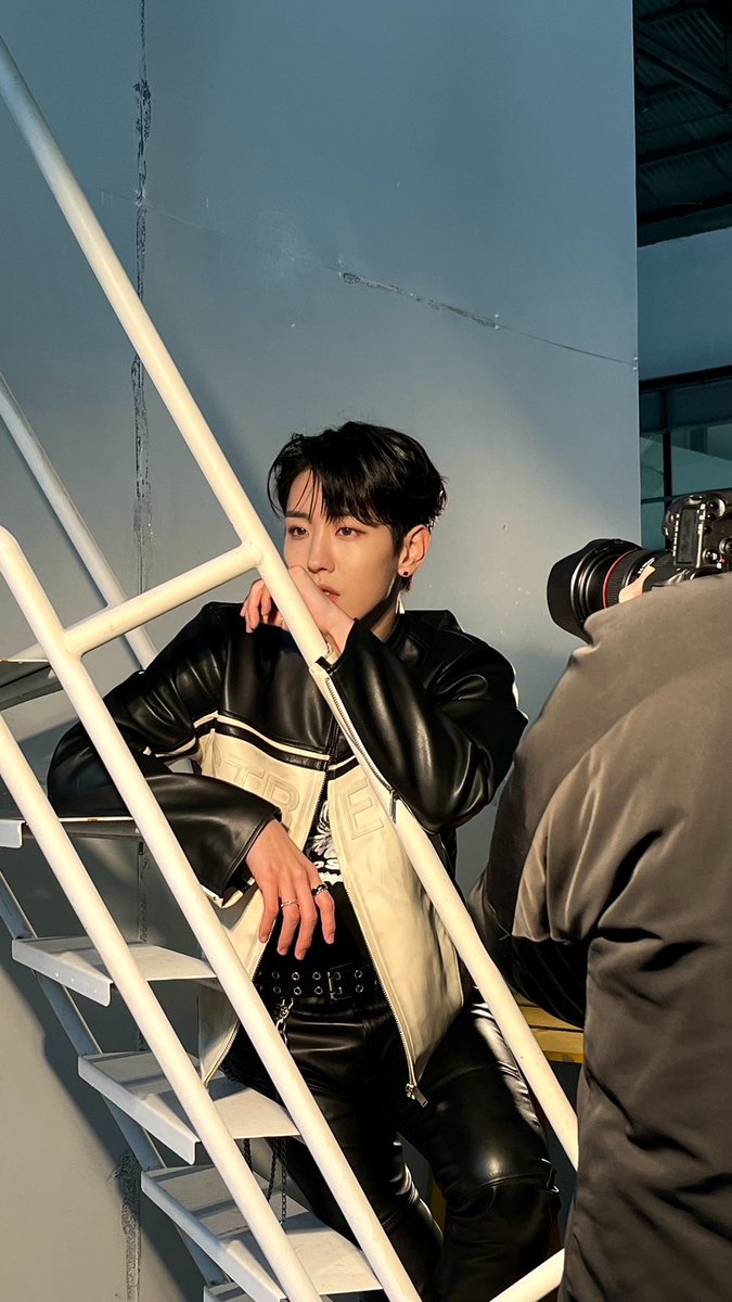 heeeeeejae94's tweet photo. -Spring canvas Behind- 

우리의 캔버스를 
함께 그려줄 희아라와 오래도록 
다양하게 아름답게 채워나갈게🖤 https://t.co/Q1mLl0ewgS