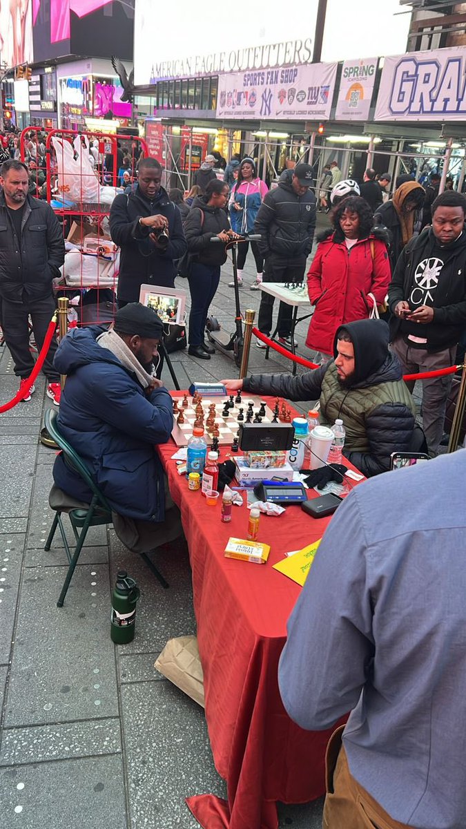 AfricaFactsZone's tweet photo. Nigerian Chess Master, Tunde Olakoya is 17 hours away from breaking the Guinness World Record for the Longest Chess Marathon.

He has played chess games for over 41 hours now. https://t.co/DXIJ0zg70g