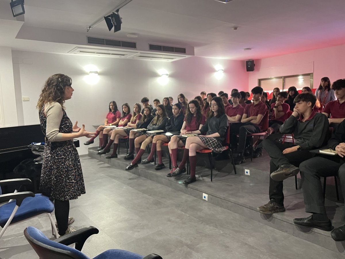 Avui 3r d’ESO ha rebut la visita de l’escriptora i guionista Laia Aguilar. Ha sigut una xerrada sobre el procés creatiu dels personatges i la construcció d’una bona història. Moltíssimes gràcies per aquesta experiència tan interessant 📝

#colegiosil #secundàriasil