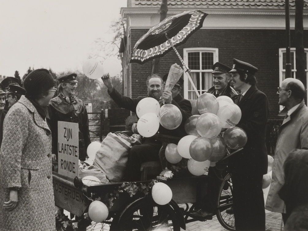 #fotovrijdag Postbode Prins maakt op 19 maart 1975 zijn laatste ronde door 's Gravenmoer. Feestelijk met ballonnen en onder toeziend oog van PTT collega's en directeur Spitters. [foto A. Horse] @Gemeente_Dongen