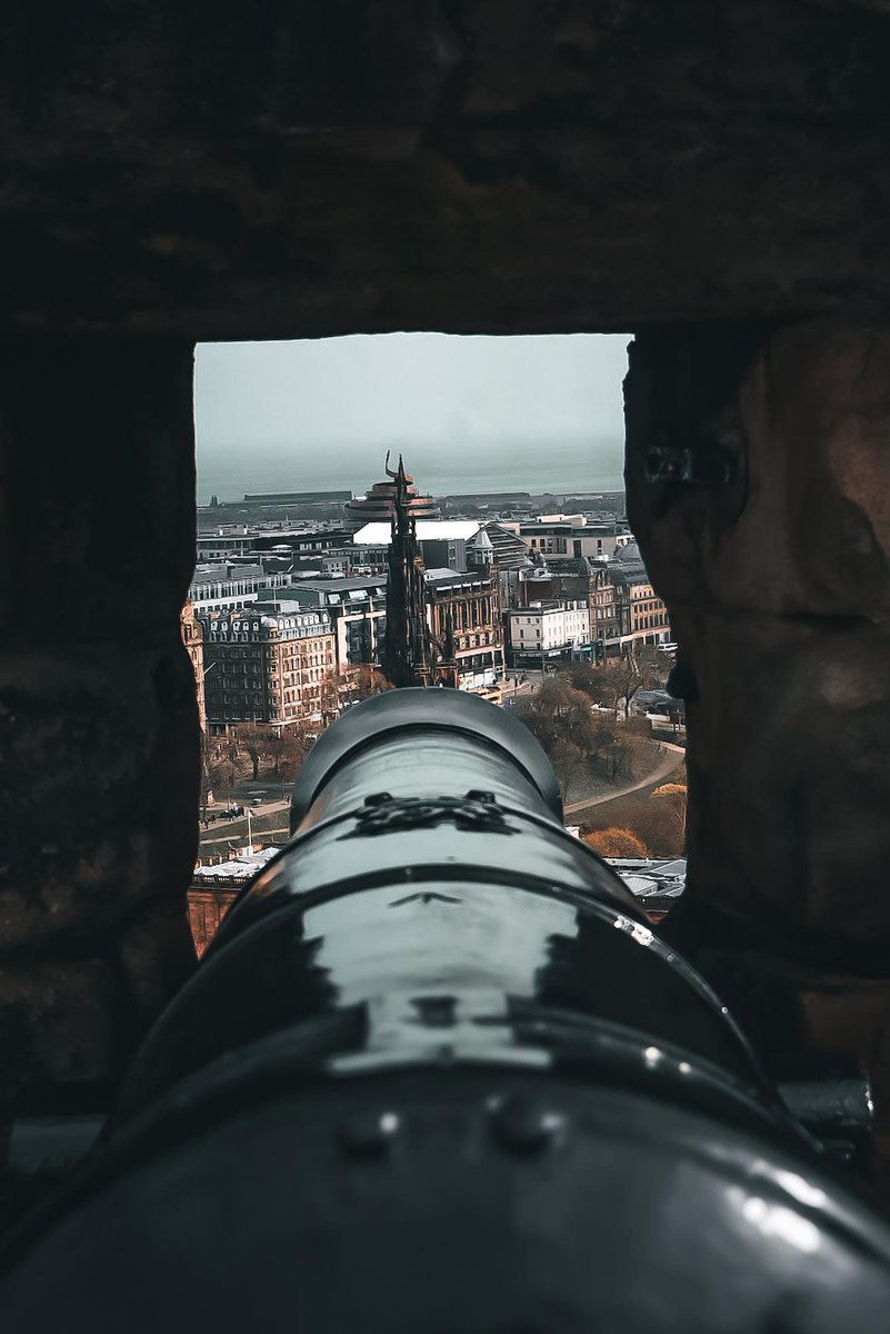 Good morning🌞 Got that Friday feeling? Weekend preparations start now🥳 🎫Make sure to book your tickets online in advance and save money on the entry price👇 edinburghcastle.scot/tickets We look forward to seeing you at the castle very soon! 📸IG -@akellyphotographs