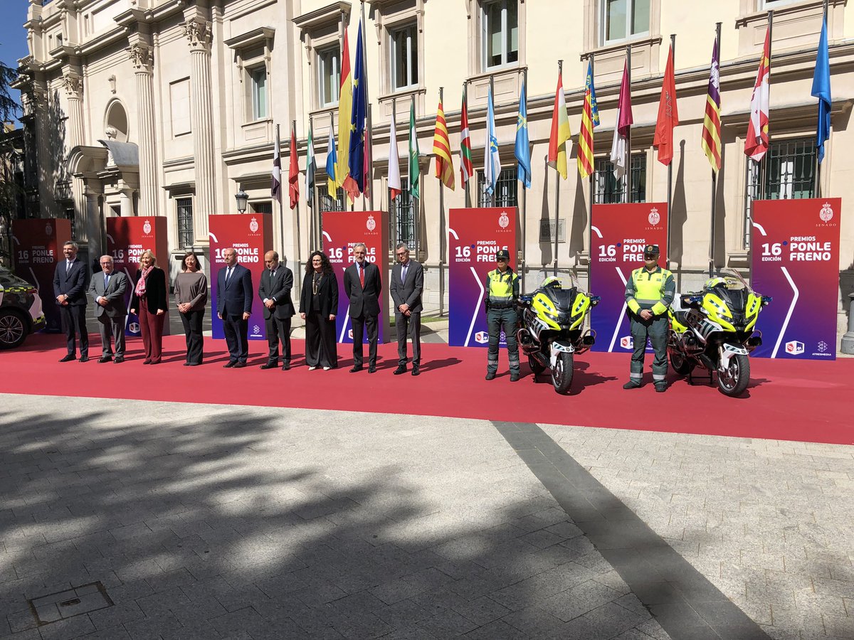 📸 Foto de familia en la Plaza de la Marina Española 
#PremiosPonleFreno