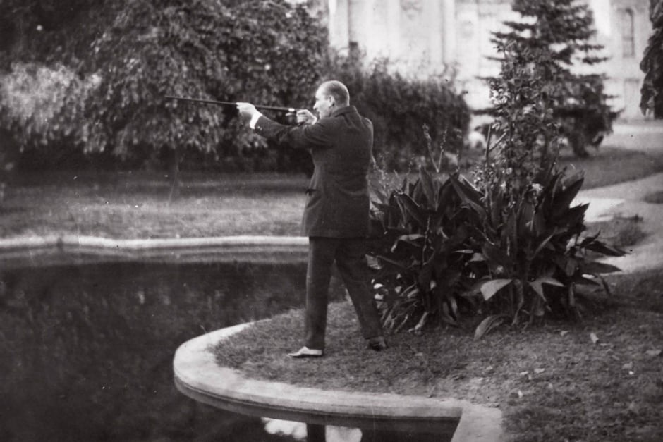 Atatürk’ün Bahçe Mimarı Mevlüt Baysal aralarında geçen bir konuşmayı şöyle aktarıyor:

'Çankaya Köşkü’nün bahçesini yapıyordum. Bir gün Atatürk, yaveri ve ben bahçede dolaşıyorduk. Çok ihtiyar ve geniş bir ağaç Atatürk’ün sürekli geçeceği yolu kapatıyordu. Ağacın bir yanı dik bir…
