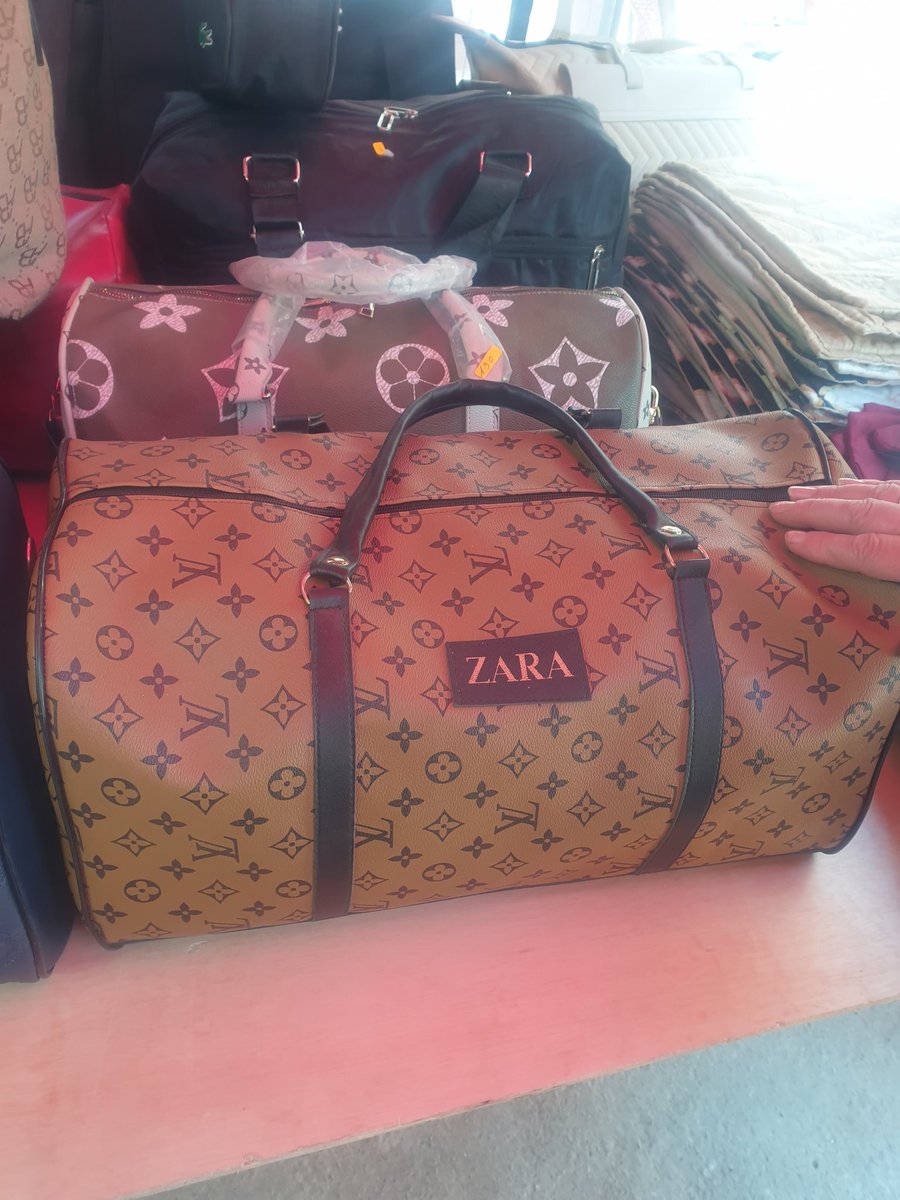 Trouvé à Batna , quand un sac devient schizophréne : zara ou Louis Vuitton 😂😂😂 #Algeria 🇩🇿