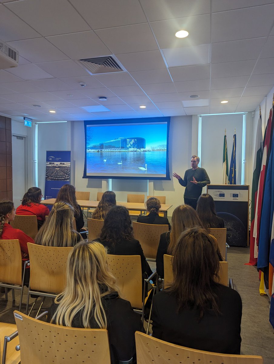 Delighted to welcome @bandongrammar to Europe House this morning 🇪🇺 Following their work in the European Parliament #AmbassadorSchools programme, they're here today learning more about all things EU 🌟 #EPASIreland