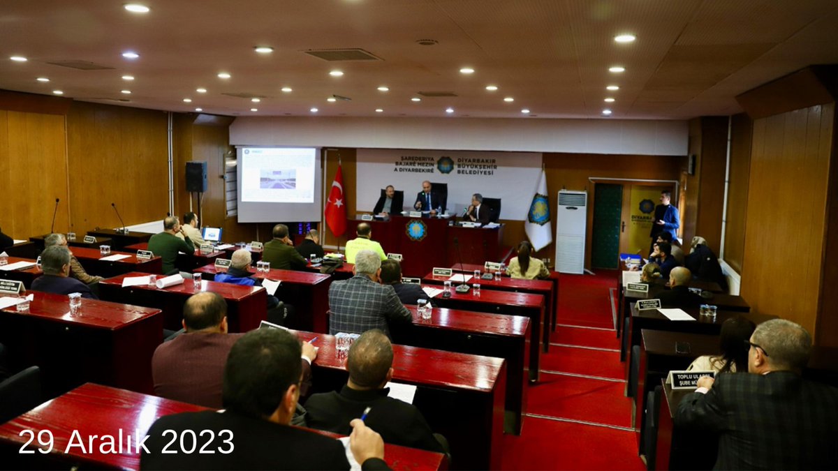 gundem7x24's tweet photo. Dem Parti'nin kazandığı Diyarbakır Büyükşehir Belediye Meclis salonunda bulunan Türk Bayrağı kaldırıldı. https://t.co/yVTBPPC9fm