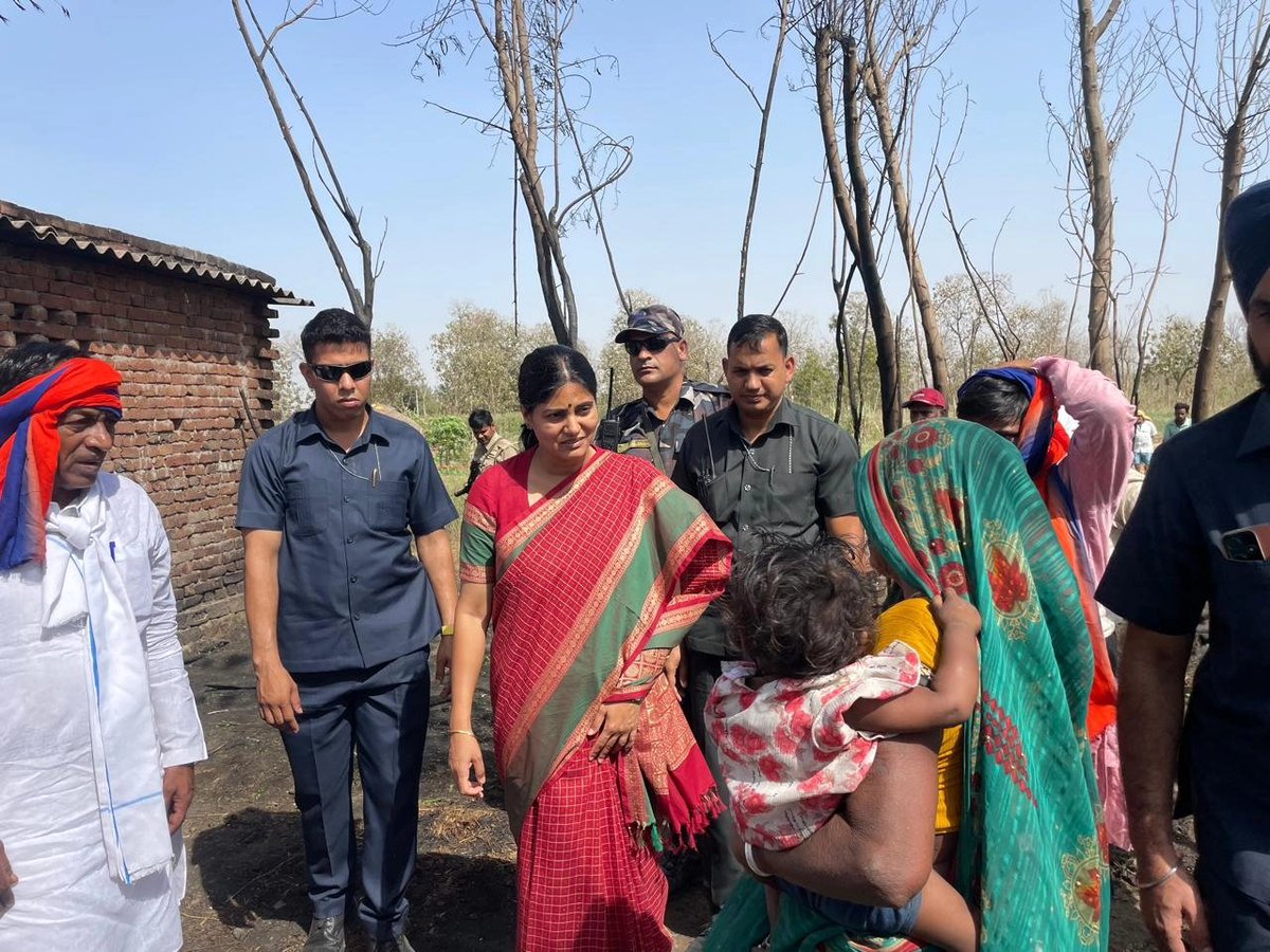 विधानसभा-छानबे, विकासखंड-छानबे, ग्रामसभा-बौता उमापुर,के गोगांव मजरे के निवासी श्री नागेंद्रनाथ बिन्द के घर घटित आगजनी की दुर्घटना की सूचना प्राप्त होने पर पीड़ित परिवारजनों से मिल उन्हें हर संभव राहत दिलाने का प्रयास किया।