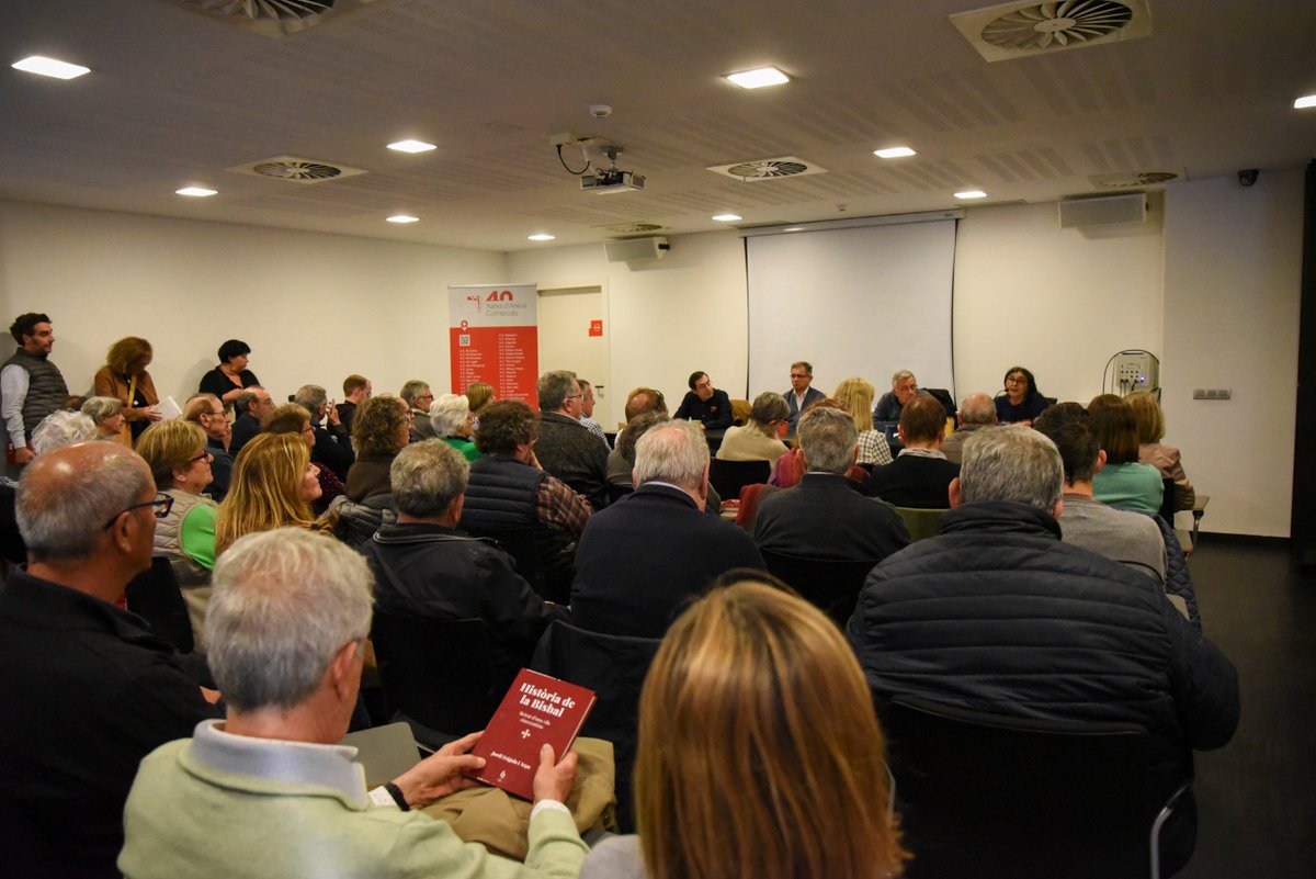 Ahir, a l'Arxiu Comarcal del Baix Empordà <a href="/SantiSolerSimon/">Santi Soler Simon</a>, <a href="/JosepMatas/">Josep Matas</a>, <a href="/XCortadellas/">Xavier Cortadellas</a> i Carme Marugán a la presentació d’un llibre, que va ser alhora un acte de record i de sentit homenatge a la persona de Jordi Frigola i Arpa (1934-2023) (fil)
📷 <a href="/labisbalemporda/">La Bisbal d'Empordà</a>