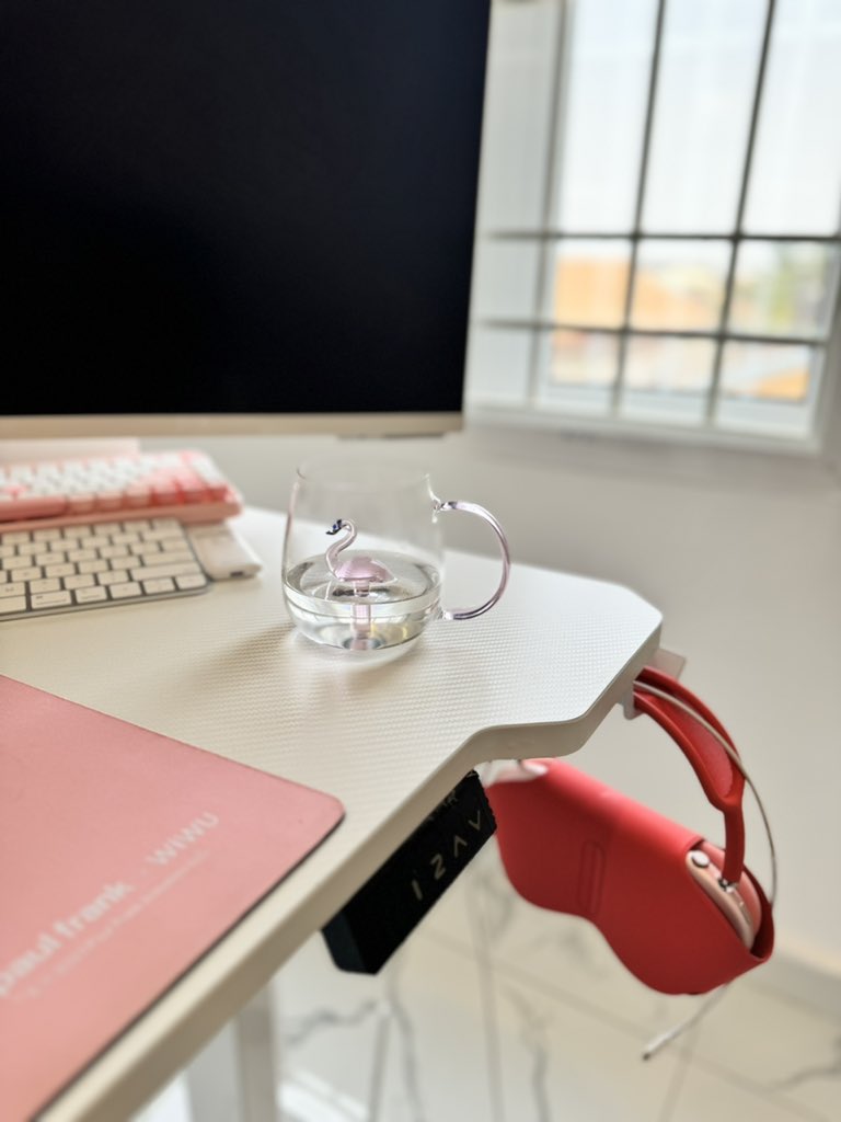 thekatcopy's tweet photo. Well, it's cheers to another productive week barbz💃👯
#techsis #tech #pink #barbie #pretty #uxwriter #contentdesigner #homeoffice https://t.co/rIul3EV8fA