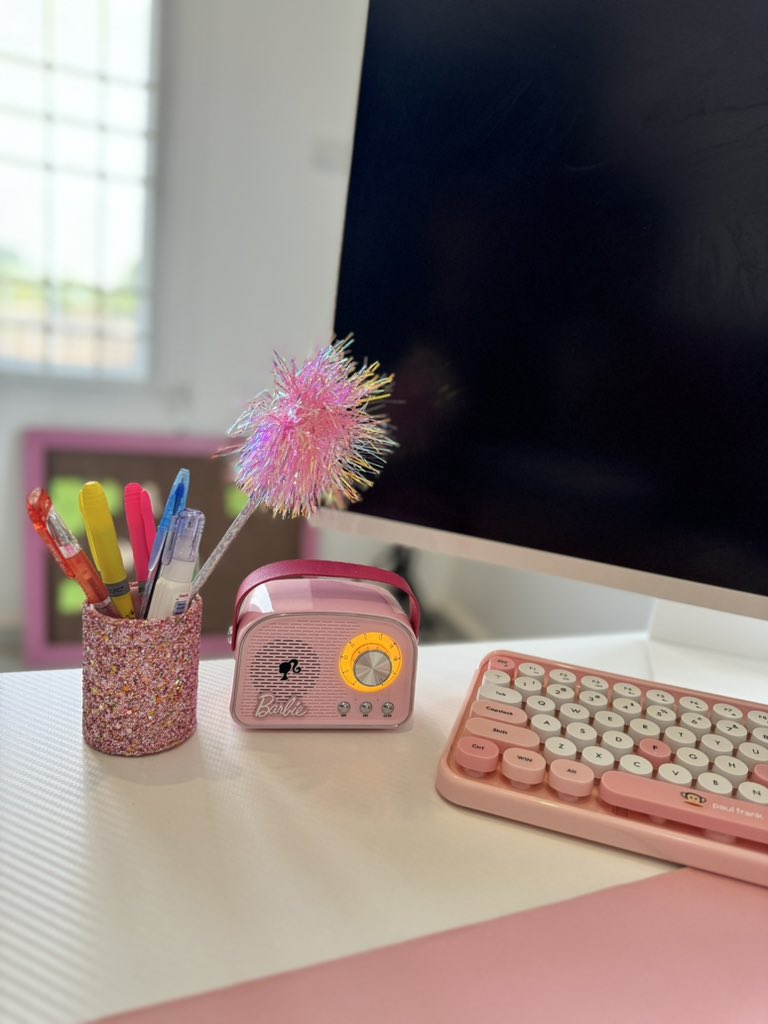thekatcopy's tweet photo. Well, it's cheers to another productive week barbz💃👯
#techsis #tech #pink #barbie #pretty #uxwriter #contentdesigner #homeoffice https://t.co/rIul3EV8fA