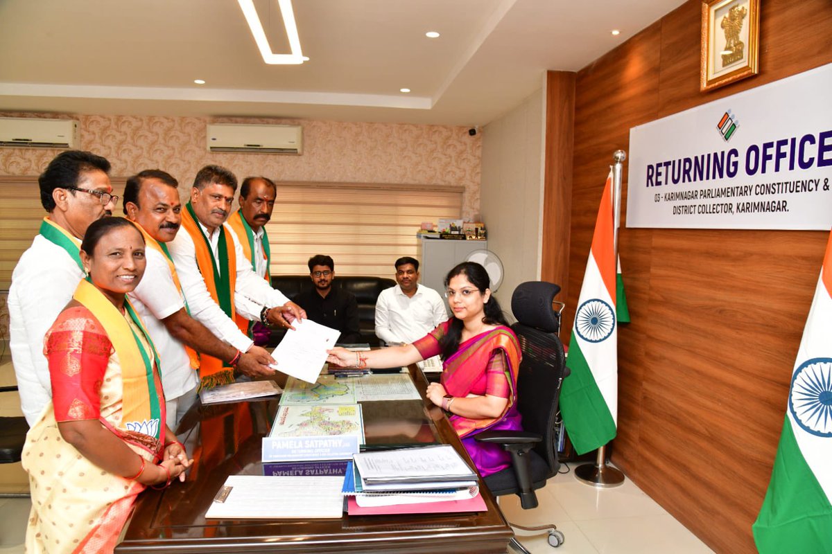 Former MLA Smt. @Shobhakka_BJP garu, BJP Karimnagar & Rajanna Sircilla district Presidents Shri @GKR4BJP garu, Shri Prathapa RamaKrishna garu, Ex-Mayor Shri D. Shankar garu, BJP Election Cell District Convenor Shri B. Ramana Reddy garu, submitted my first set of nomination papers…