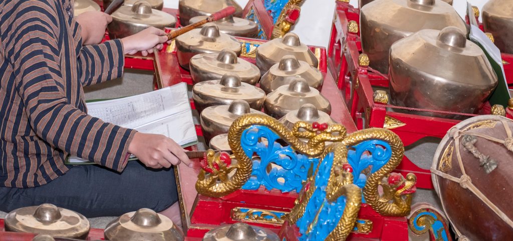 Have you heard of a #Gamelan? 🔔 Try something new! Playing in a Gamelan Ensemble is an immersive musical experience requiring no previous experience Join us on Tuesdays (term time only) 🎵5pm-6pm Children aged 10-18 🎵6pm-7pm Adults 🎶Book your place: vrcl.uk/Gamelan