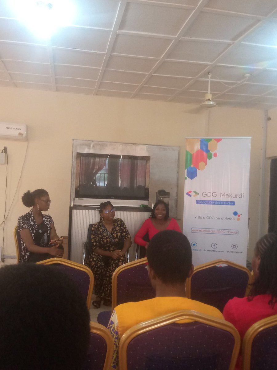 DanielKumaga's tweet photo. The speakers (@UkangeRejoice and @Ehi__Okoh) sharing their experience with us (the community). 
@gdscbsum01 
#GDSC @GDGMakurdi @osca_makurdi https://t.co/NmzFrjJqeX