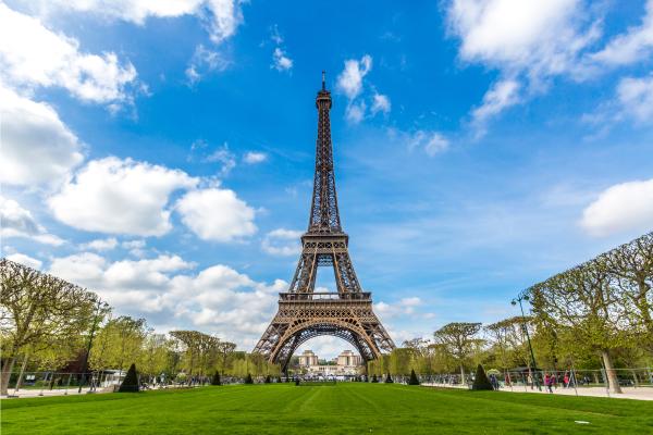 unComo's tweet photo. Curiosidades de la Torre Eiffel que seguramente no conocías: ¡puede cambiar de tamaño! https://t.co/WK14iv5WrB https://t.co/eMOsA66VVY