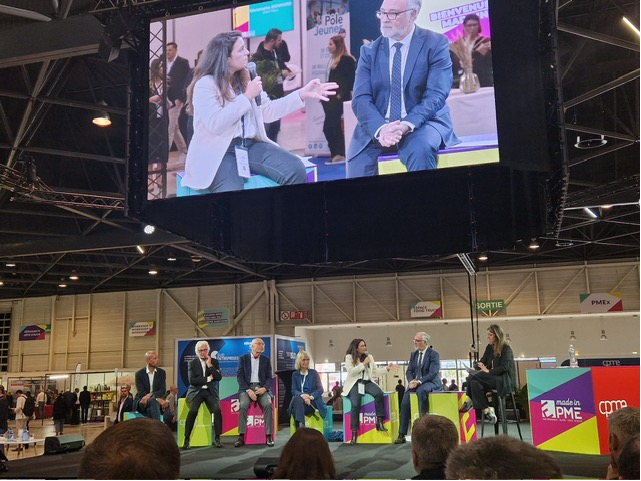 FedeProprete's tweet photo. A la Conférence #MadeInPMESud sur les transformations sociétales impactantes, @PhilippeJouanny et Emilie de Lombares ont évoqué l'évolution du travail en continu/en journée et des impacts pour les conditions de travail des salariés et l'évolution de la relation client. https://t.co/6B8iN9CVif