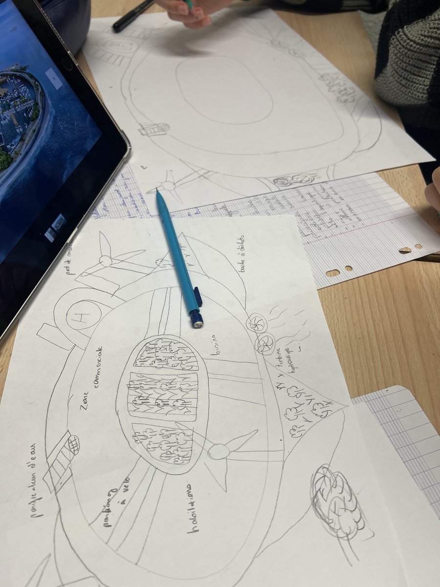 #semainedesarts aujourd'hui une classe de 3e découvre les villes flottantes, l'œuvre sonore augmentée, le livre leporello. Un voyage poétique, une réflexion sur les solutions aux enjeux écologiques, une passerelle arts/sciences. <a href="/acstrasbourg/">Académie Strasbourg</a> #passculture <a href="/LectureDaac/">Lecture-écriture Daac Strasbourg</a>