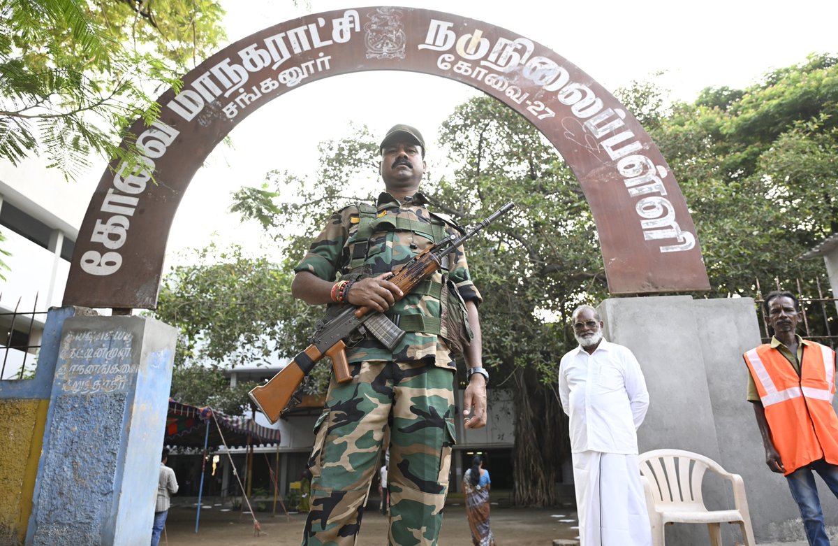 A Jharkhand Armed Police personnel deployed on election duty at a polling station in #Coimbatore on Friday. 📷: @peri_periasamy / @THChennai @the_hindu #LokSabhaElection2024