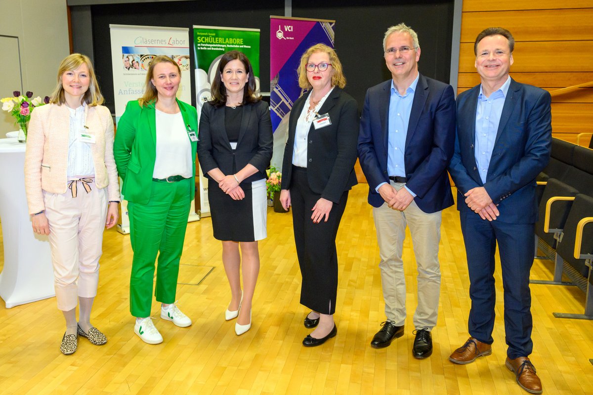 In light of the 25th anniversary of the @glaeserneslabor, @campusbuch and the #mdcBerlin welcomed Senator Katharina Günther-Wünsch from the @SenBJF (Senate Department for #Education, #Youth and #Family), during the teacher conference in the MDC.C. Thanks for stopping by!