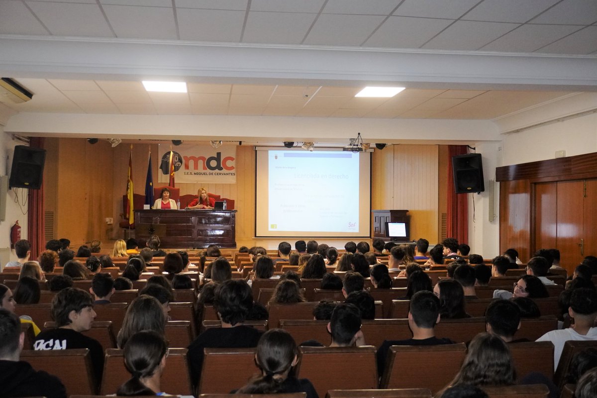 La directora del @sef_carm, @MarisaL_Aragon, ha contado su experiencia a alumnos del IES Miguel de Cervantes de #Murcia, dentro del proyecto ‘Mujeres directivas’ de @Educarm. El objetivo es visibilizar el papel de la mujer en el mundo laboral y servir de ejemplo e inspiración