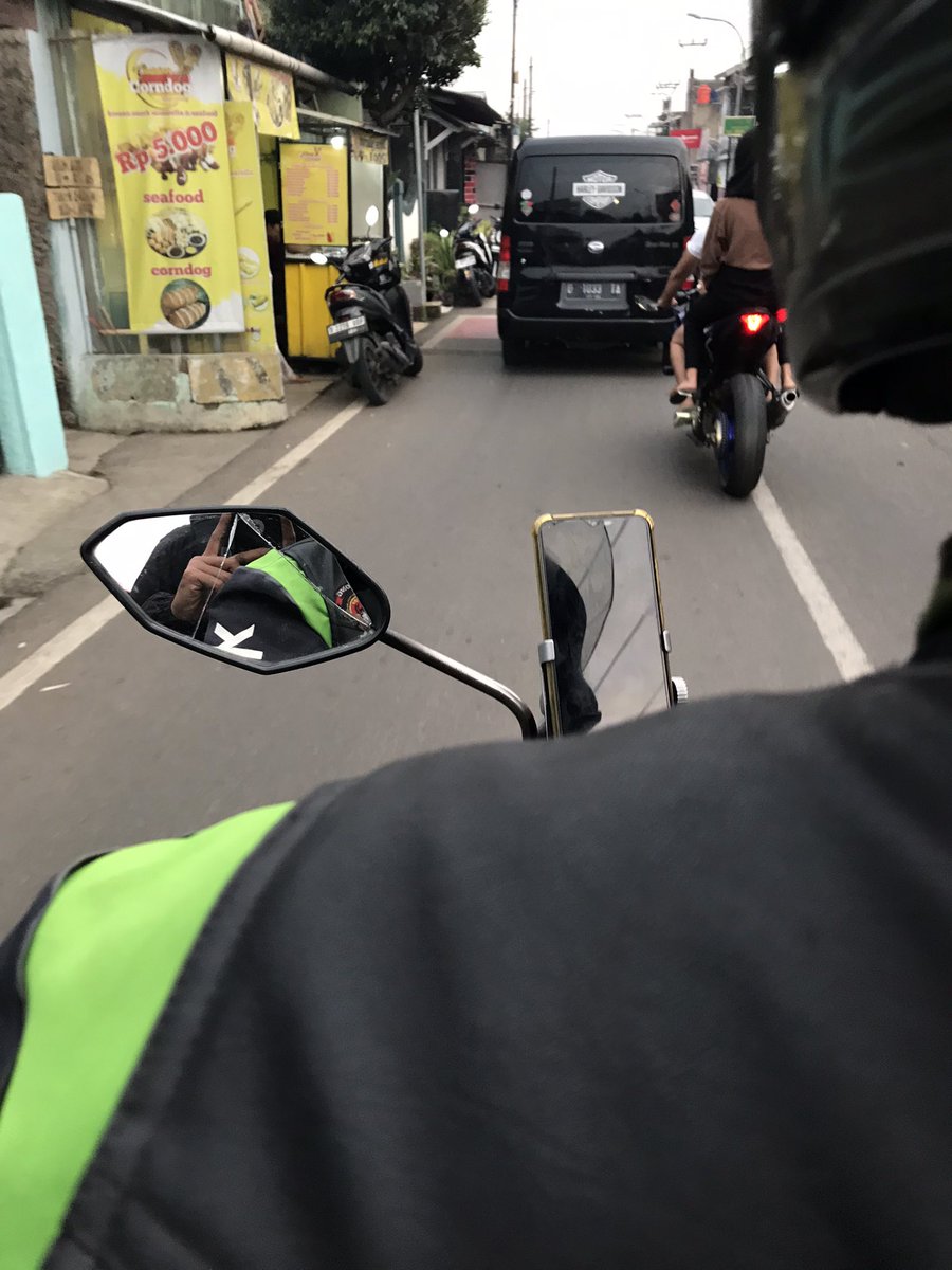 naik gojek dapet jok motor yg licin &amp; nungging, alhasil merosot mulu ke depan 😓 #gojek