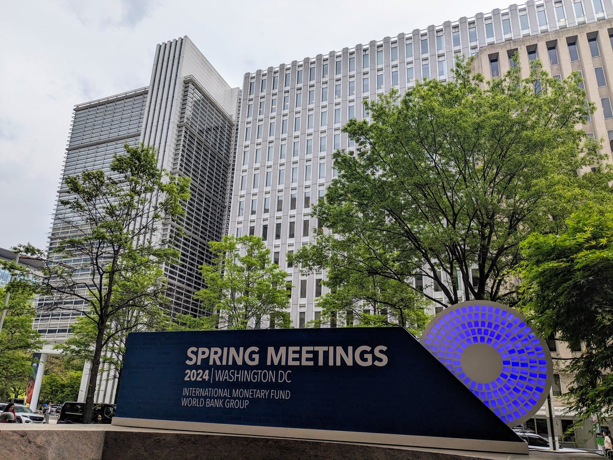 We have written to the @WorldBank @IMFNews Directors to: 📌Support states to realize the #Righttosocialsecurity 📷Replace focus on poverty-targeting with universal systems #Socialsecurityforall 📌Support public systems, instead of private 📷#EndAusterity socialprotectionfloorscoalition.org/2024/04/world-…