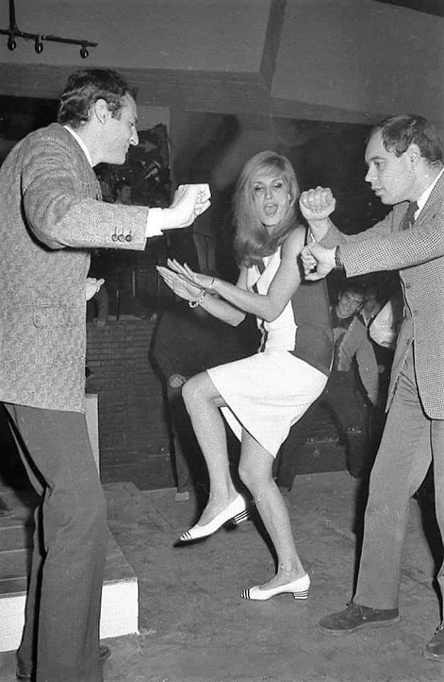 Piper 1966

Renzo Arbore e Gianni Boncompagni ballano lo shake con Dalida

#ComeEravamo #BandieraGialla