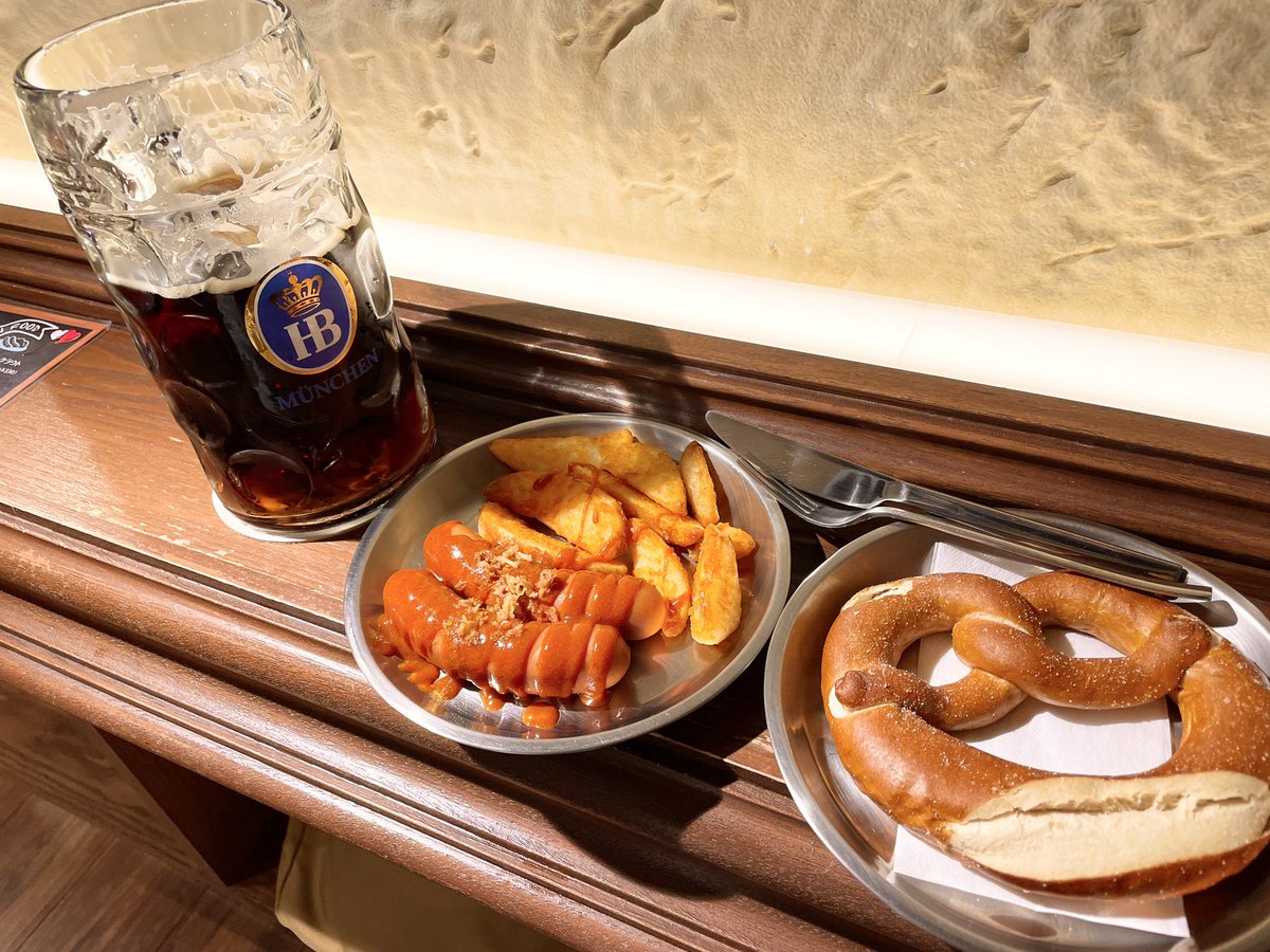 nagumon's tweet photo. 有楽町のバーデンバーデンスタンド。
なんとドイツ料理立ち飲み屋。すぐ近くにフルサービスの本店があるが、こちらは立ち飲みで簡易的にドイツビールを飲めるお店という。
ドイツ料理屋というと、「そこそこ気合い入れて、人数集めて、さぁ！ビール飲み行くぞ！」みたいな敷居を個人的には感じるが、それをこの店では

・立ち飲み
・簡易的なドイツ料理

に絞って店構えしてるので、1人or2人で、ちょっとだけ飲んで腹に入れる。それができる。
そっか！ドイツ料理をそんな手で楽しませてくれるか！！みたいな、なかなか画期的さのある嬉しさ楽しさ、使い方を感じられた。

とはいえ、ビールもホフブロイ生だし、マスジョッキで飲めるし、料理も構成が違うだけで本店と同じものが出てくる。当然美味い。満足度高い！

ちょい飲みドイツ料理なんてジャンル出てきたんやな！