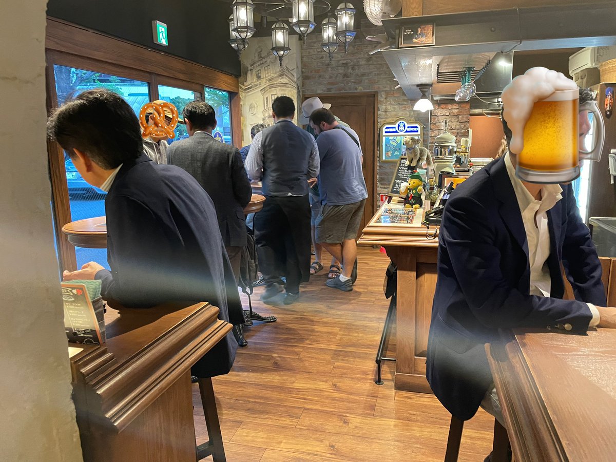nagumon's tweet photo. 有楽町のバーデンバーデンスタンド。
なんとドイツ料理立ち飲み屋。すぐ近くにフルサービスの本店があるが、こちらは立ち飲みで簡易的にドイツビールを飲めるお店という。
ドイツ料理屋というと、「そこそこ気合い入れて、人数集めて、さぁ！ビール飲み行くぞ！」みたいな敷居を個人的には感じるが、それをこの店では

・立ち飲み
・簡易的なドイツ料理

に絞って店構えしてるので、1人or2人で、ちょっとだけ飲んで腹に入れる。それができる。
そっか！ドイツ料理をそんな手で楽しませてくれるか！！みたいな、なかなか画期的さのある嬉しさ楽しさ、使い方を感じられた。

とはいえ、ビールもホフブロイ生だし、マスジョッキで飲めるし、料理も構成が違うだけで本店と同じものが出てくる。当然美味い。満足度高い！

ちょい飲みドイツ料理なんてジャンル出てきたんやな！