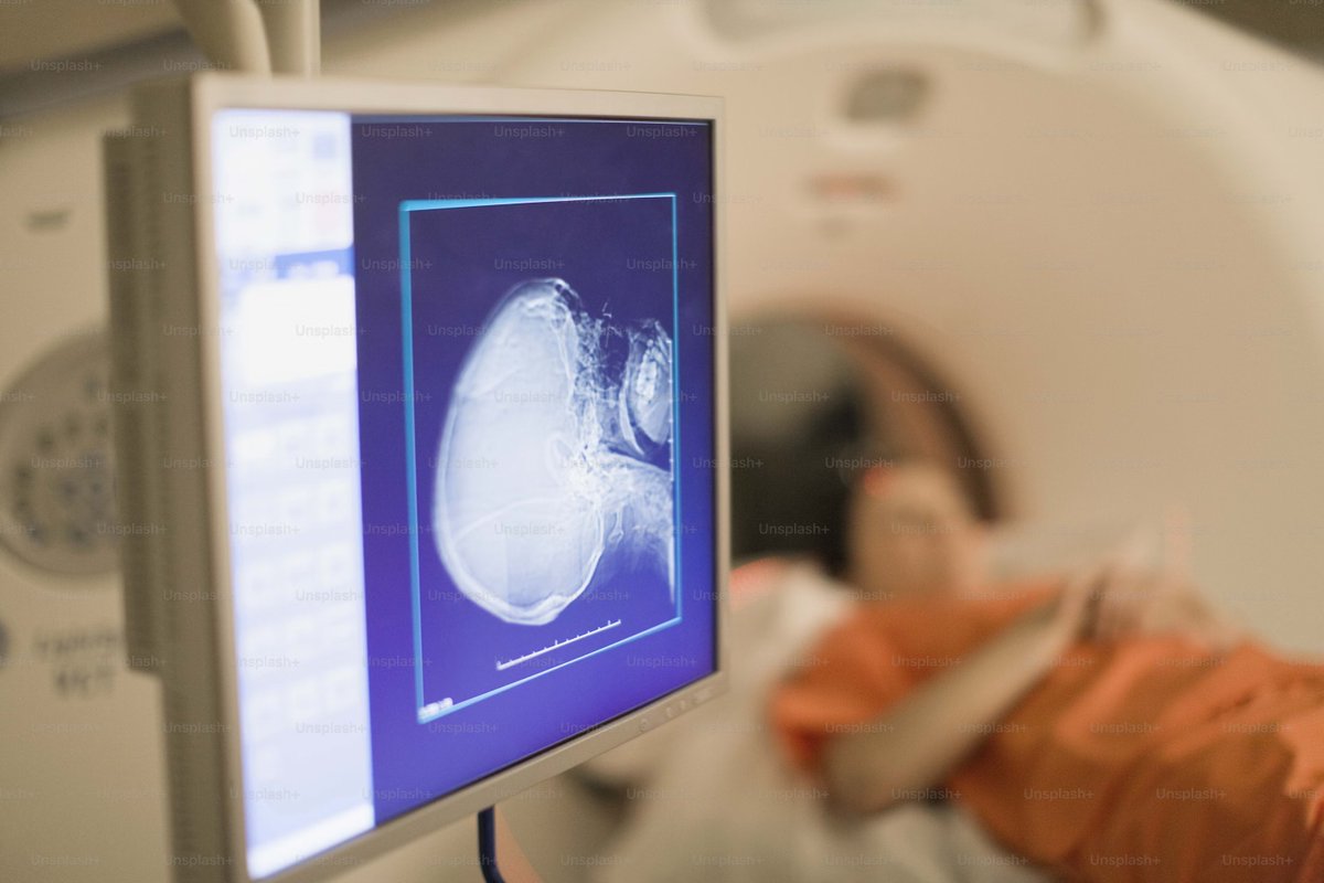 🖼️ Visual tech: AI analyzes medical images to detect and prioritize urgent cases, drastically reducing diagnosis times. Learn how AI helps identify conditions from skin lesions to blood disorders at a glance. #MedicalImaging #AIinMedicine