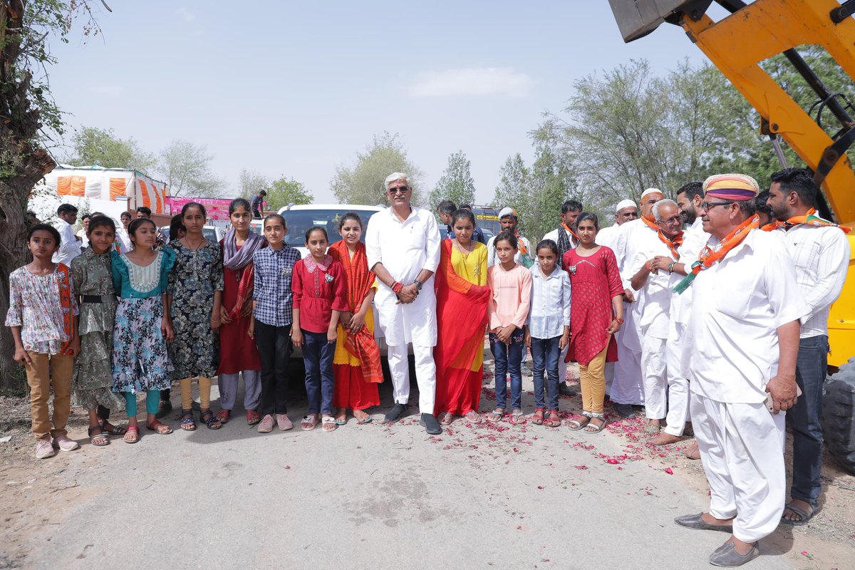 फलोदी विधानसभा क्षेत्र बैंगटी हड़बु जी में ट्रैक्टर पर सवार होकर सभा स्थल पहुंचा। लोक देवता बैंगटी हड़बु जी सांखला का स्मरण करते हुए मोदी सरकार के 400 पार जाने पर अपनी बात रखी। निस्वार्थ समर्थन और स्नेह के लिए हर एक बहन-भाई और बड़े-बुजुर्गों का आभार! #AbkiBaar400Paar…