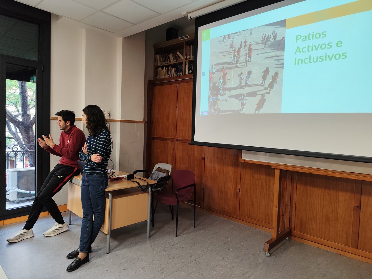 agustinosvlc1's tweet photo. Nuestros profesores @BeaMonferrer, coordinadora del proyecto y @MarcAlarcon7 ejercen de anfitriones para explicar los puntos más importantes del proyecto:

https://t.co/Vd1FrkUZLT https://t.co/8lVaB7Dzfa