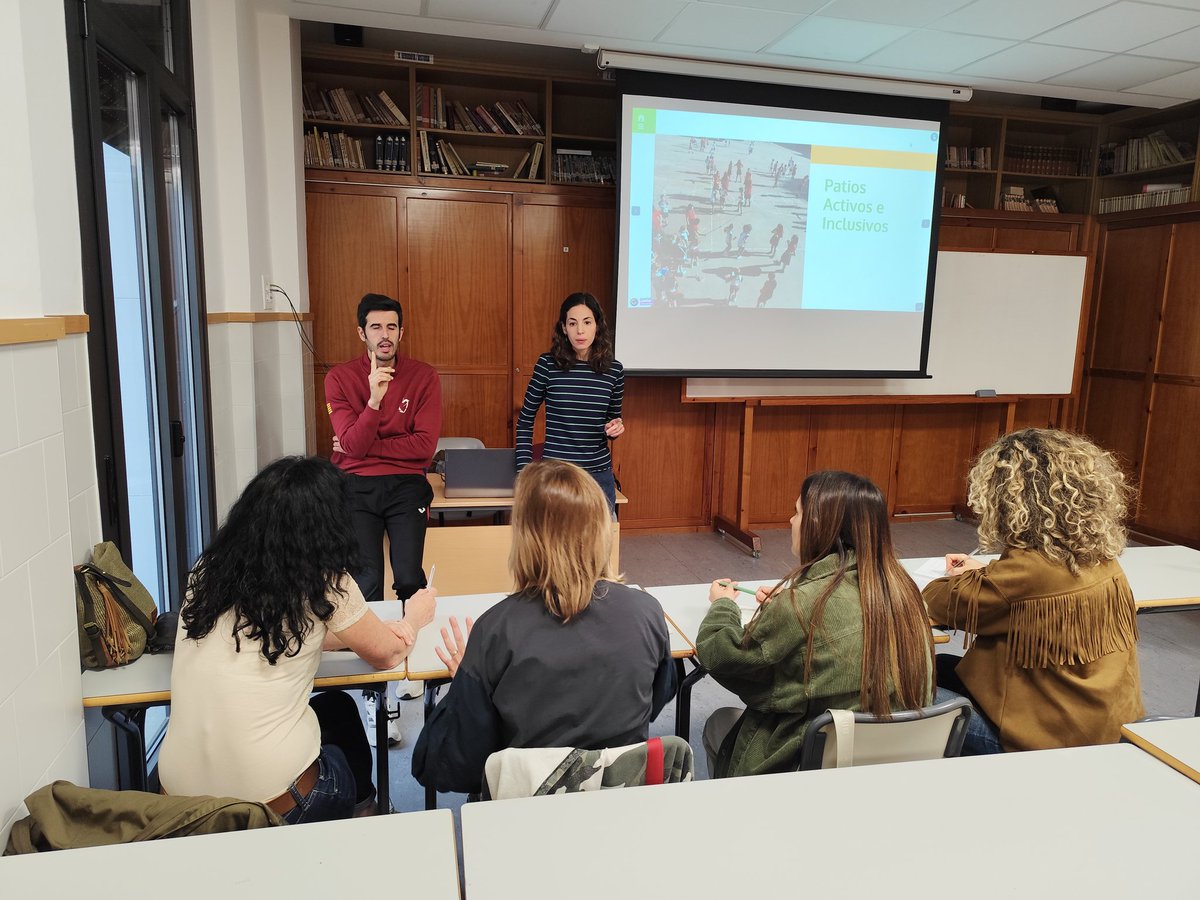 agustinosvlc1's tweet photo. Nuestros profesores @BeaMonferrer, coordinadora del proyecto y @MarcAlarcon7 ejercen de anfitriones para explicar los puntos más importantes del proyecto:

https://t.co/Vd1FrkUZLT https://t.co/8lVaB7Dzfa