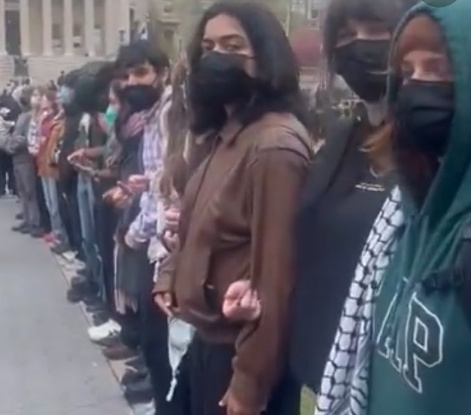 DavidHarrisNY's tweet photo. PRO-#ISRAEL CROWDS:

We love America.

We fly the American 🇺🇸.

We seek peace.

Free the hostages in Gaza.

Here’s my face for all to see.

PRO-#HAMAS CROWDS:

Death to America.

Let’s desecrate American 🇺🇸.

We seek genocide.

Hostages, what hostages?

No way you’ll see my face. https://t.co/boIK4BTag8