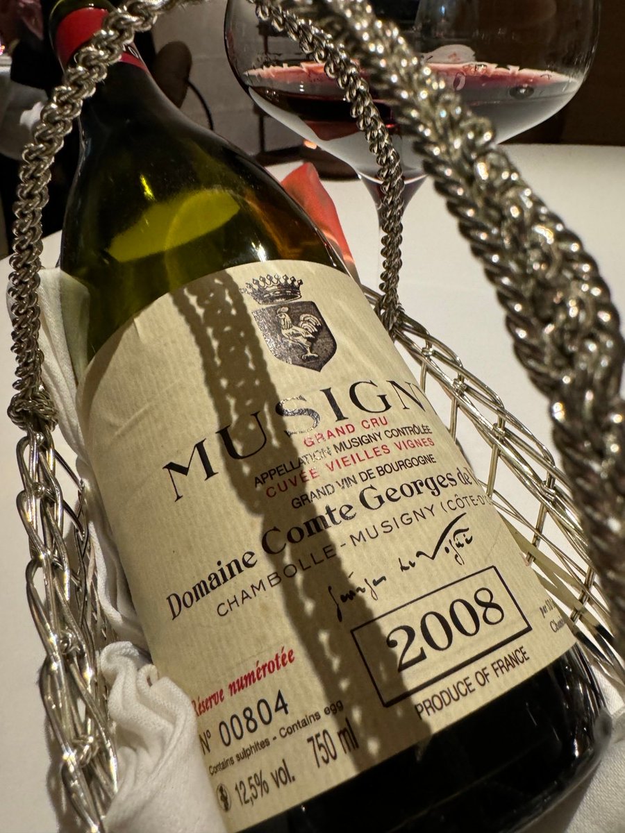 出ました‼️泣く子も黙るヴォギュエのミュジニーV.V‼️わたくし初体験です。シャンボールミュジニーらしく繊細ですが、まだまだ力強い。なんというか崇高な感じがしました。まだまだこれから熟成するよねウマし‼️
#ミュジニー　#ヴォギュエ