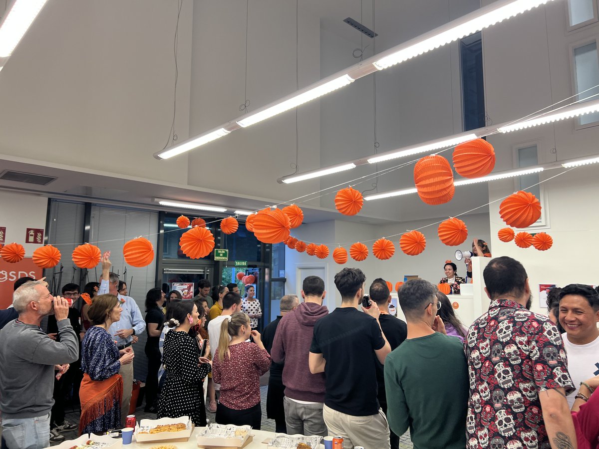 WeAreKairos_'s tweet photo. ¡Teníamos ganas de feria! 💃🧡

😍 Ayer celebramos en nuestra oficina la Fiesta #OléKairós 2024.

🙌 La decoración, el photocall o el bingo hicieron que la fiesta se alargase y ahora solo pensamos en repetir. En Kairós DS nos lo pasamos bien. 😊

¡Nos vemos en la próxima! https://t.co/XNosIpCn2X