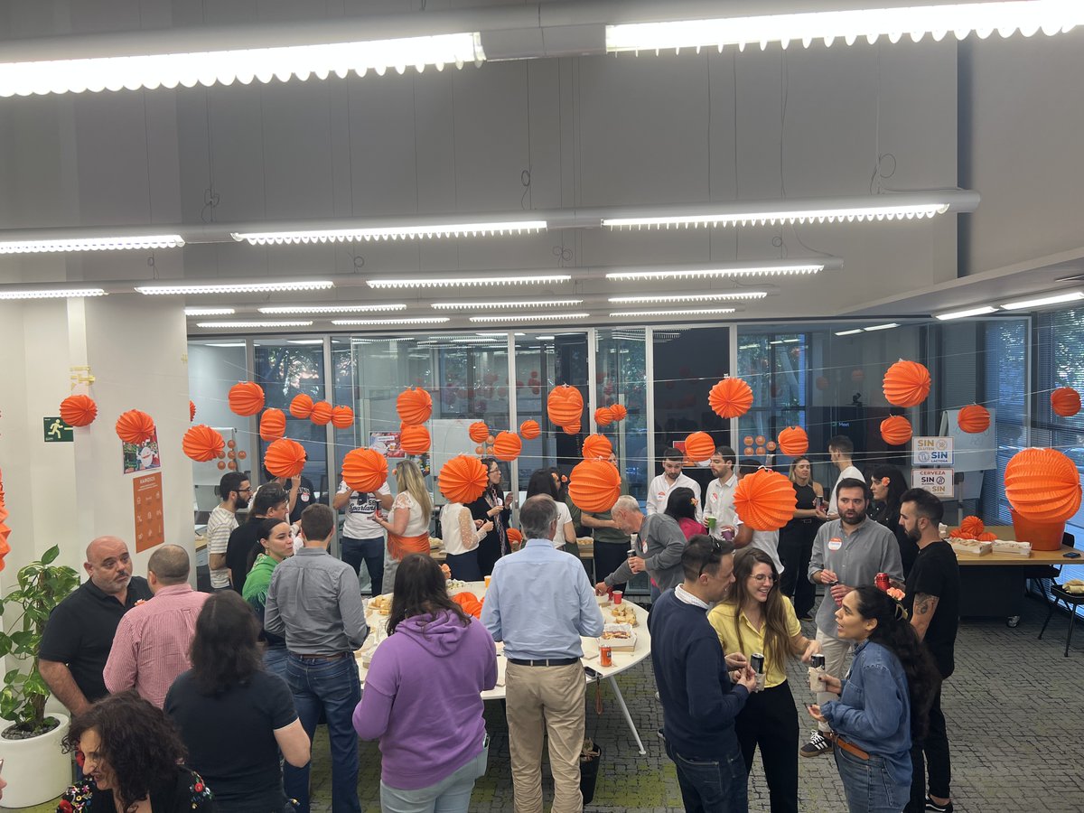 WeAreKairos_'s tweet photo. ¡Teníamos ganas de feria! 💃🧡

😍 Ayer celebramos en nuestra oficina la Fiesta #OléKairós 2024.

🙌 La decoración, el photocall o el bingo hicieron que la fiesta se alargase y ahora solo pensamos en repetir. En Kairós DS nos lo pasamos bien. 😊

¡Nos vemos en la próxima! https://t.co/XNosIpCn2X