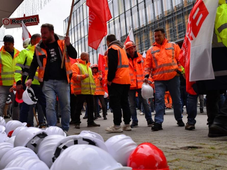 Schlichterspruch fürs Bauhauptgewerbe: 250 Euro & 4,15 Prozent (Ost: 4,95 Prozent) mehr pro Monat. Laufzeit: zwei Jahre. Die Schlichtungskommission der Arbeitgeber hat den Spruch abgelehnt. Sollte es in den nächsten 14 Tagen so bleiben, droht Streik. Mehr: igbau.de/Schlichterspru…