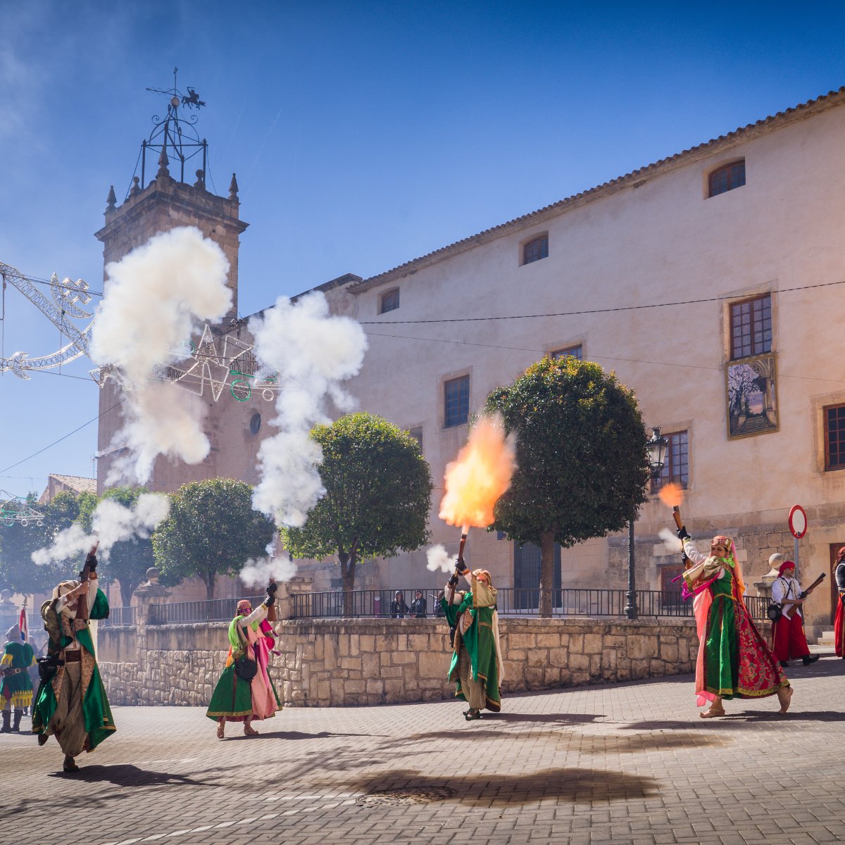 Se acercan las fiestas de Moros y Cristianos de #Onil 🛡⚔️🎉, la celebración que más quieren los colivencs y en la que, con más entusiasmo, participa todo el pueblo. ¡No te las pierdas! 📌 Más info: bit.ly/MyCOnil24 - @OnilTurismo