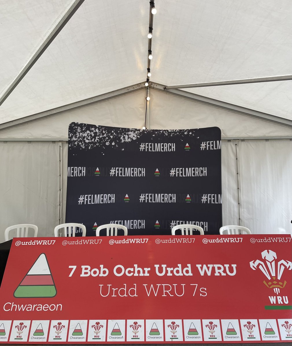 Bydd rhai o garfan merched rygbi merched yn dod draw heddiw rhwng 4-5! 👀 Dewch draw i'r babell am lun a phoster wedi ei llofnodi!✍️ Some of the Wales women’s rugby squad will be here between 4-5!👀 Come over to the tent for a picture and a signed poster!✍️ #UrddWRU7