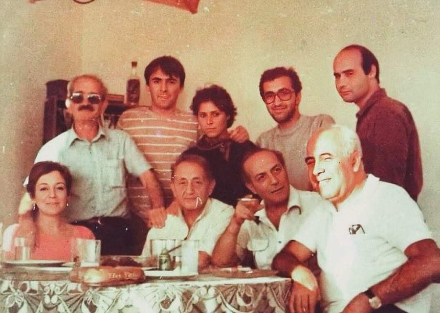 1984, Tomris Uyar, İlhan Berk, Cemal Süreya, Tevfik Akdağ (oturanlar), Ece Ayhan, Kağan Önal, Nilgün Marmara, Seyhan Erözçelik, Cemal Uzunoğlu (ayaktakiler) Nilgün Marmara’nın evinde 💐